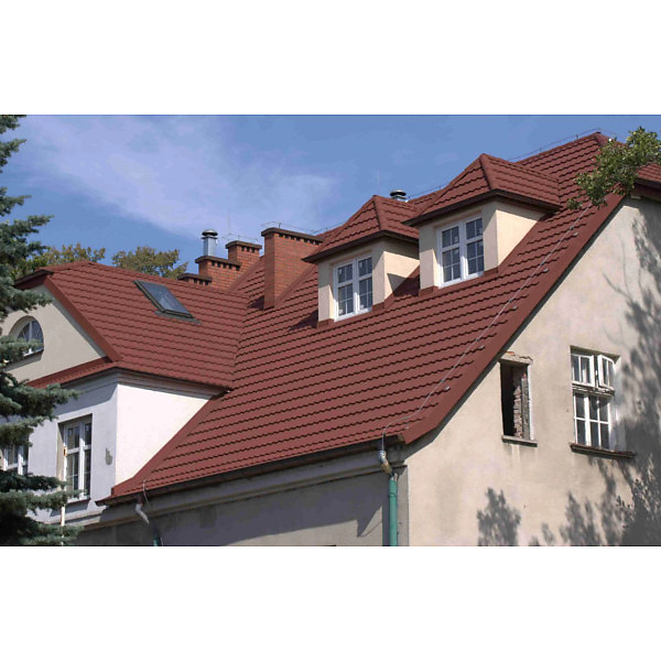 Червона композитна черепиця Metrotile Classic Red з матовою поверхнею на макрозйомці